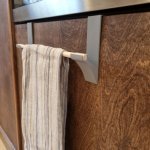 Crochet d'armoire pour serviette